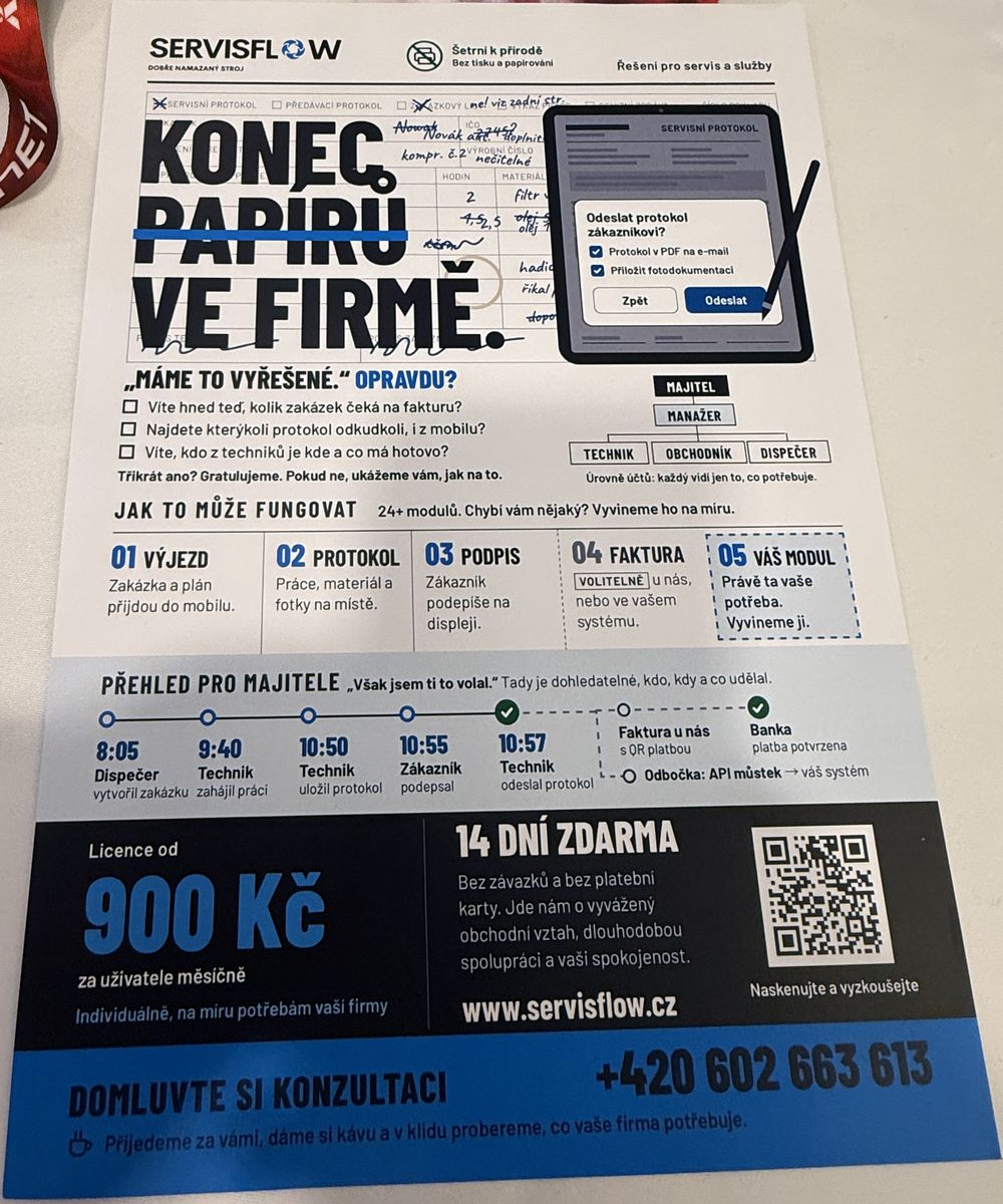 Leták ServisFlow na stole v sále Partner Connect